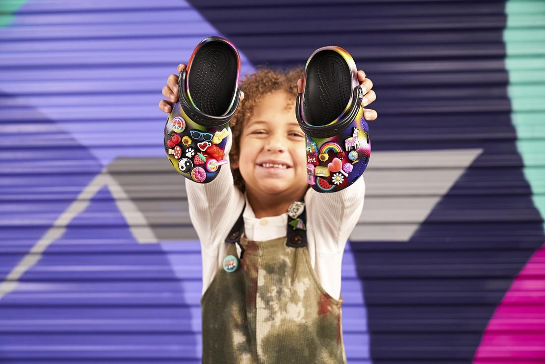 Saboti Crocs Classic Classic Solarized Clog Toddlers Negru - Black/Multi
