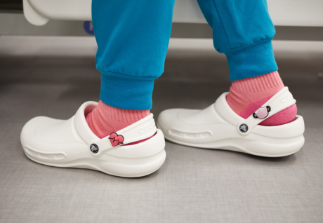 Colecția CROCS at WORK: saboți medicali de excepție, pentru profesioniști!